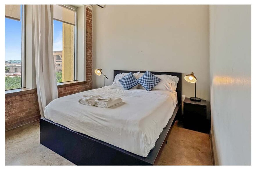 Building Photo - 555 Evergreen St