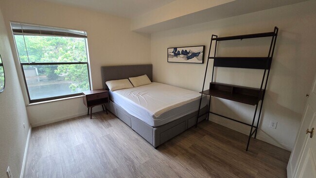 Building Photo - 2 Bedroom 1 Bath - Blocks from Pearl Street and Downtown