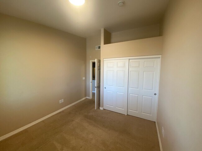 Building Photo - Spacious and Updated 3 Bed/2 Bath Condo w/Garage - Mesa