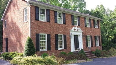 Building Photo - 4 BR home in NW school district--Lawn Service Included!