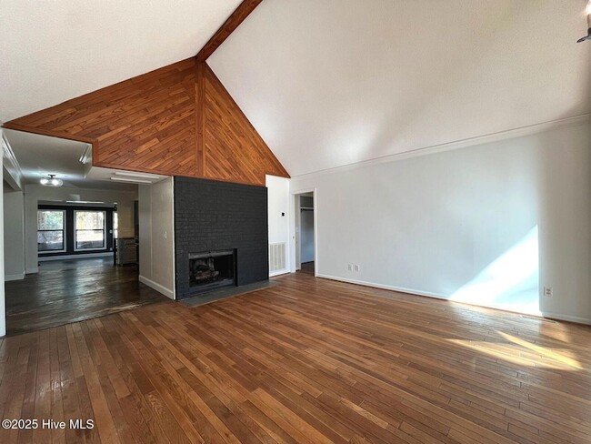 Building Photo - 7 Ash Ct