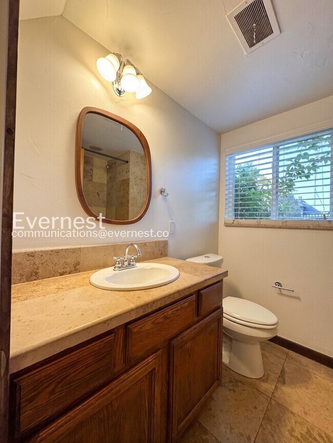 Building Photo - 4-Bed/2-Bath House Charming Home with Fenced Yard/ Available Now!