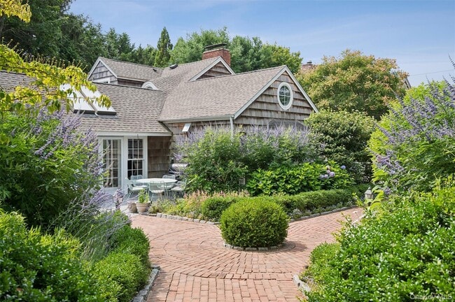 Building Photo - 20 Quogue St