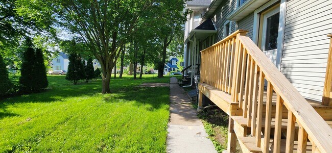 Building Photo - 814 13th Ave S