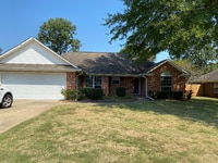 Building Photo - 104 Village Pl