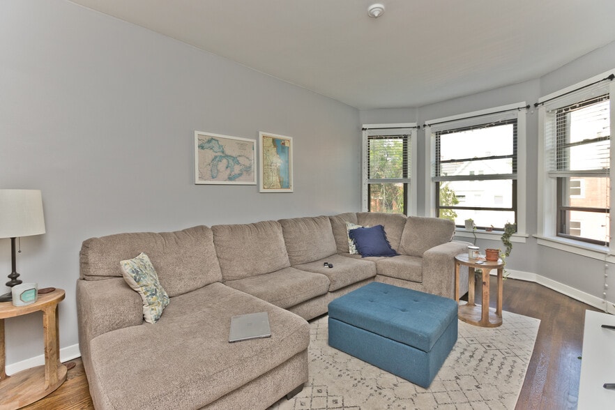 Building Photo - 3253 N Kenmore Ave