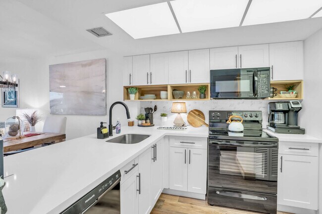 Building Photo - 600 Neapolitan Way