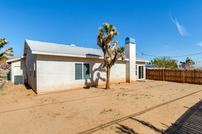 Building Photo - 3 Bedroom home in the beloved Joshua Tree area