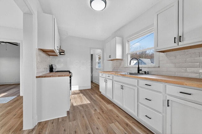 Building Photo - 604 1/2 Hart Street