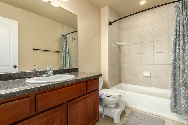 Master Bath - 122 S Tamarak Cir