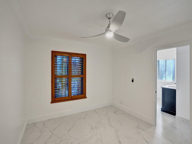 Building Photo - 762 Crescent Way