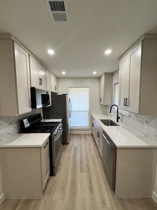 Building Photo - Allandale Place / Culdesac / Refrigerator / Washer/Dryer / Fenced Yard