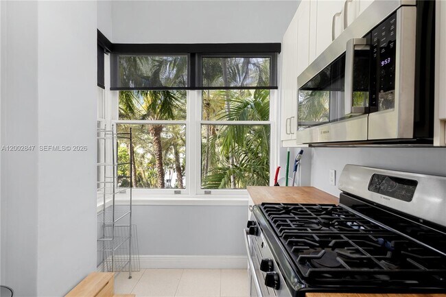 Building Photo - 2421 Lake Pancoast Dr