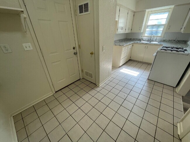 Building Photo - 1907 N Jeanette Ave