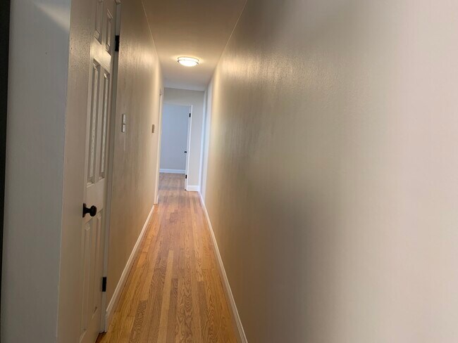 Building Photo - 1112 Moorlands Dr