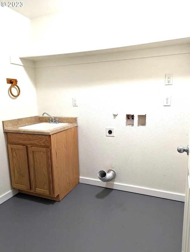 Building Photo - 436 Norway St NE