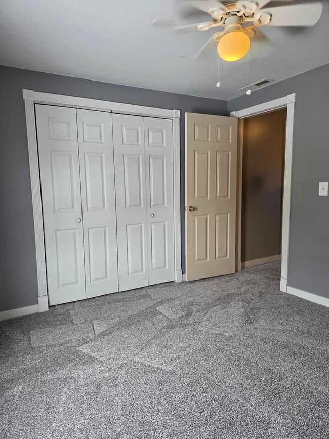 Building Photo - Small Town Home with Lots of Room