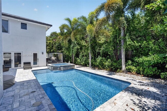 Building Photo - 542 N Cypress Dr