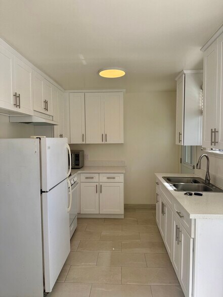 Kitchen - 414 Grand Blvd