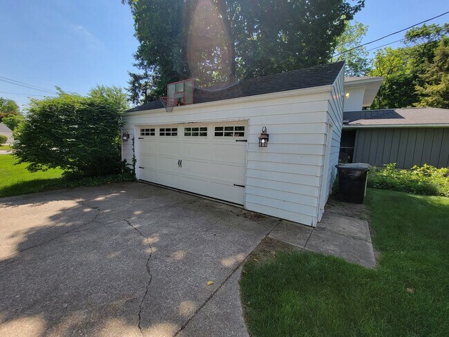 Building Photo - Large 4 bed, 1.5 bath, Over 2,000 square feet.