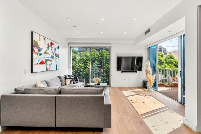 Building Photo - 855 N Croft Ave