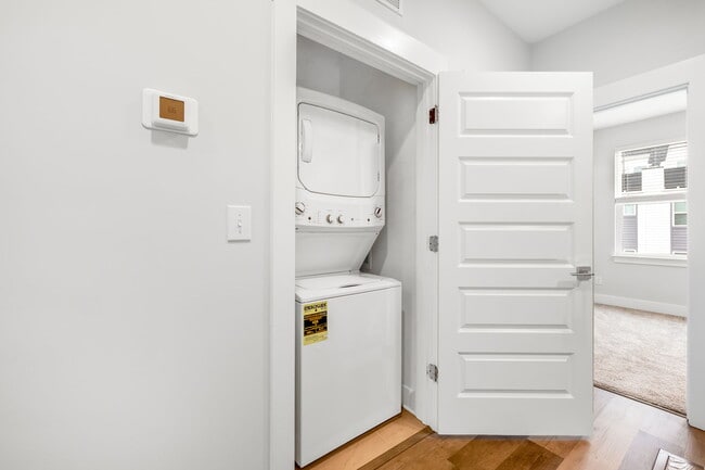 Building Photo - 642 W End Dr