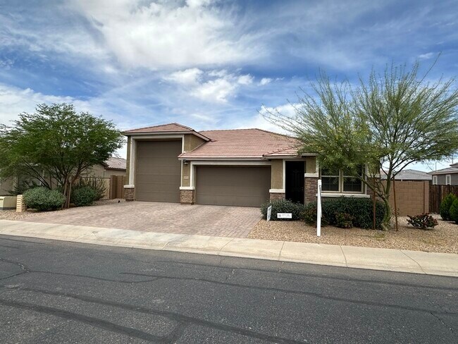 Building Photo - Massive RV Garage plus fantastic floorplan in Casa Vista