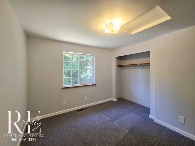 Building Photo - Comfortable 3-Bed Bremerton Home with Balc...