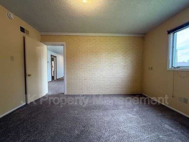Building Photo - 806 Forest Ave
