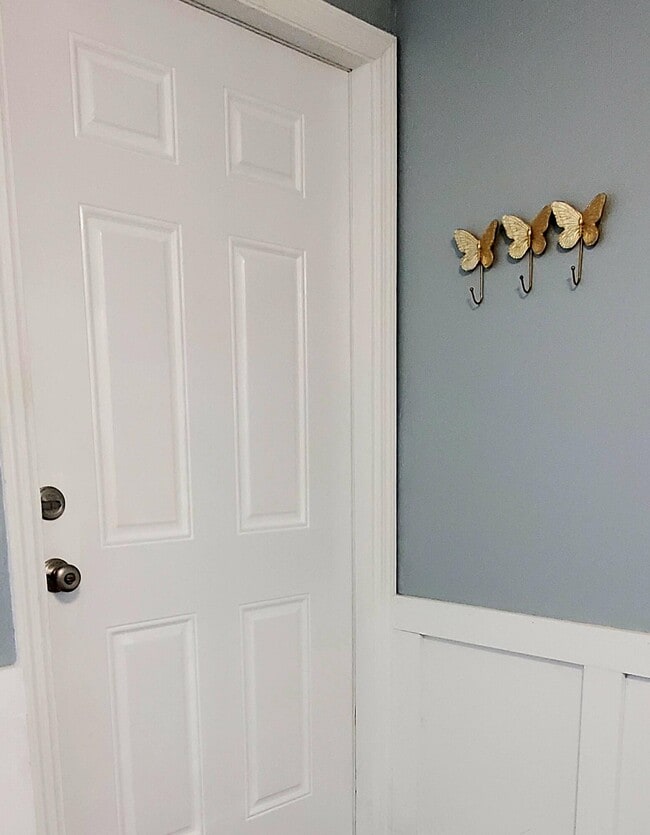 Building Photo - 560 7th Pl