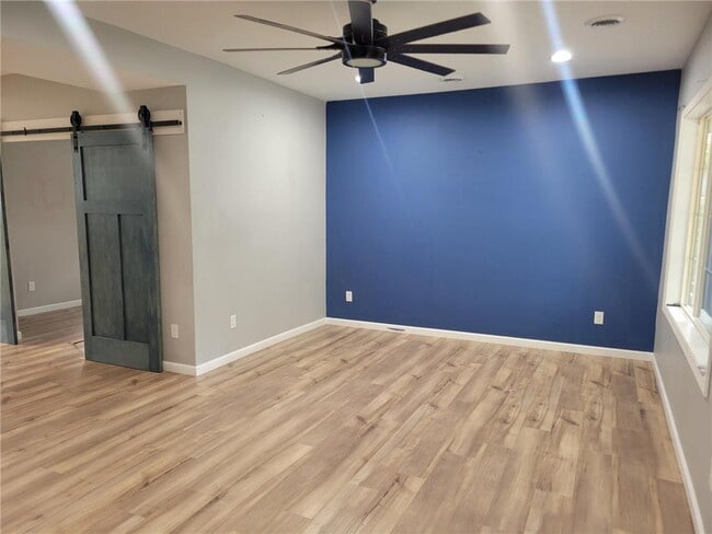 Building Photo - 47 6th Ave S