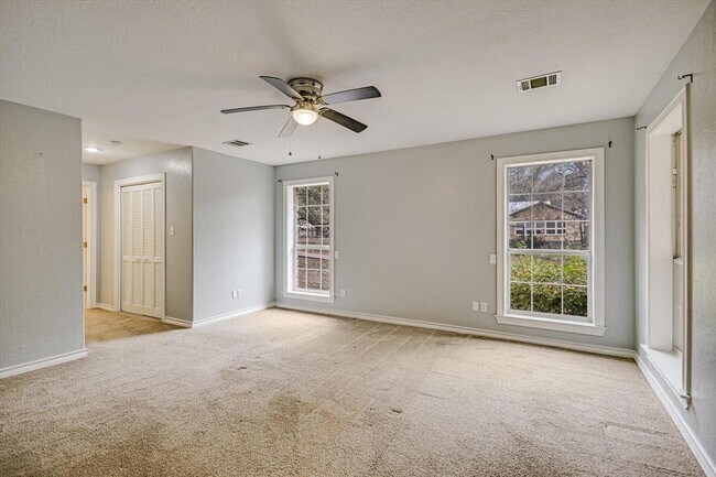 Building Photo - 11 Brookhollow Dr