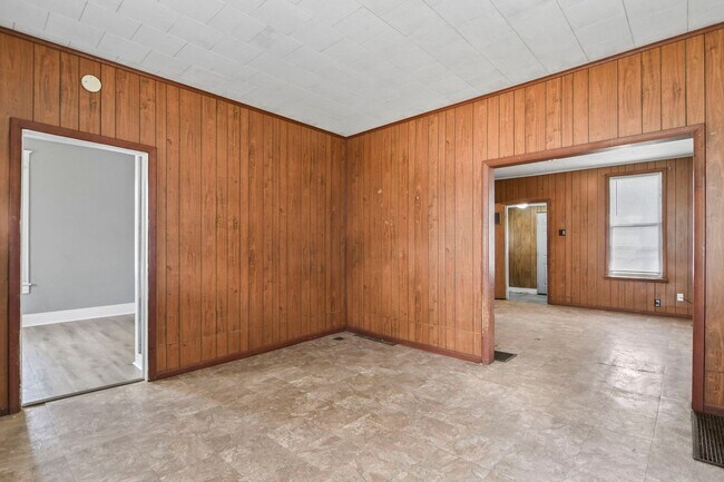Building Photo - 1130 E Cedar St