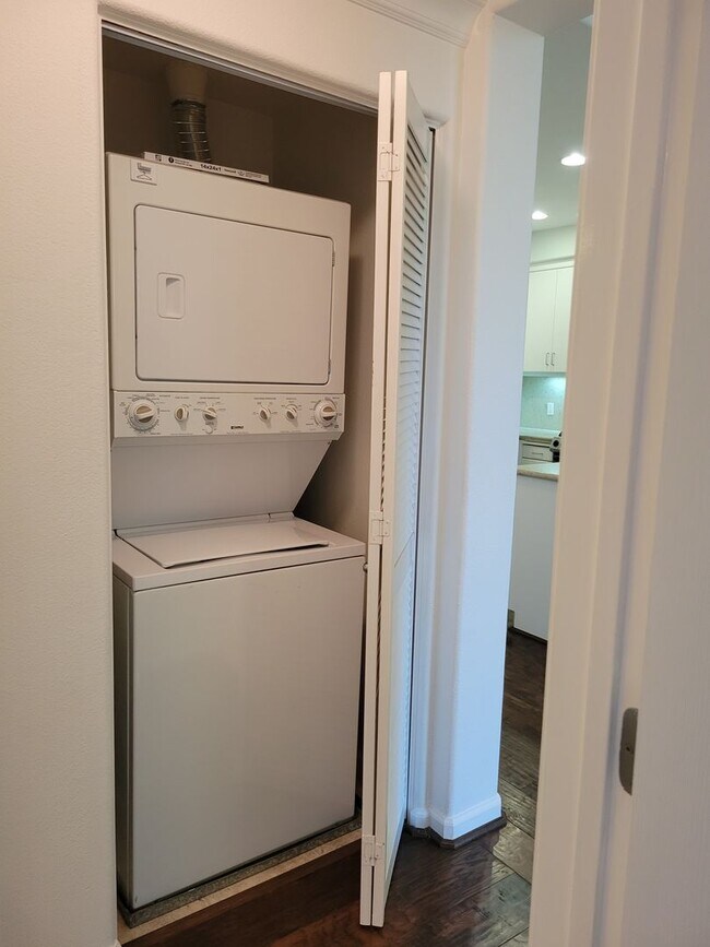 Building Photo - High End Condo on Top floor: High Ceilings...
