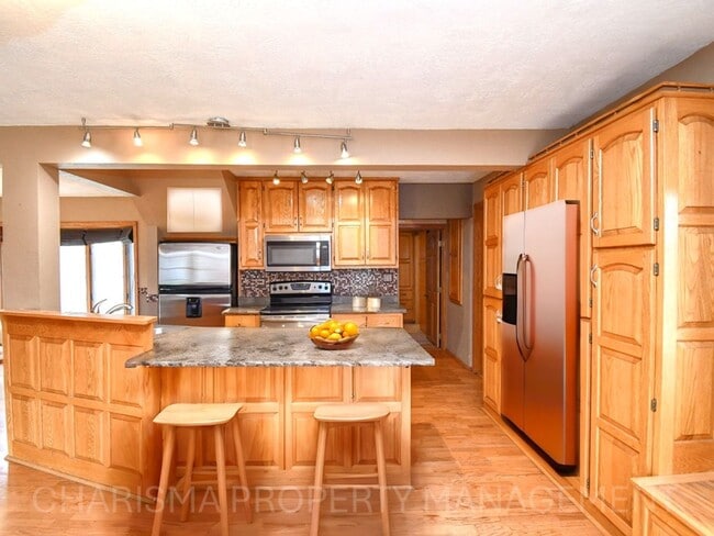 Building Photo - 335 Vernon Dr