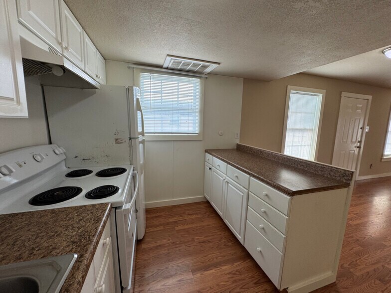 Building Photo - 1034 W Village Ct