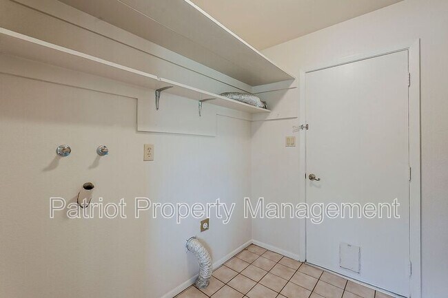 Building Photo - 5622 E Voltaire Ave