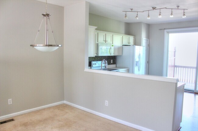 Building Photo - Great End Unit Townhome- Located in Mid-to...