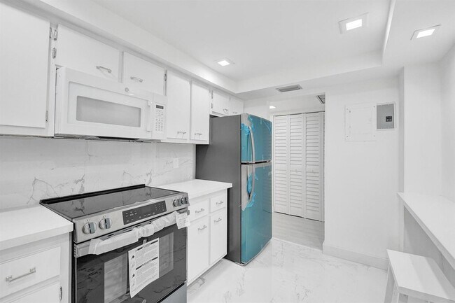 Building Photo - 3800 N Hills Dr