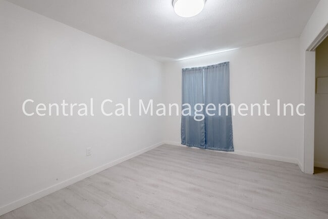 Building Photo - 1313 E Planz Rd