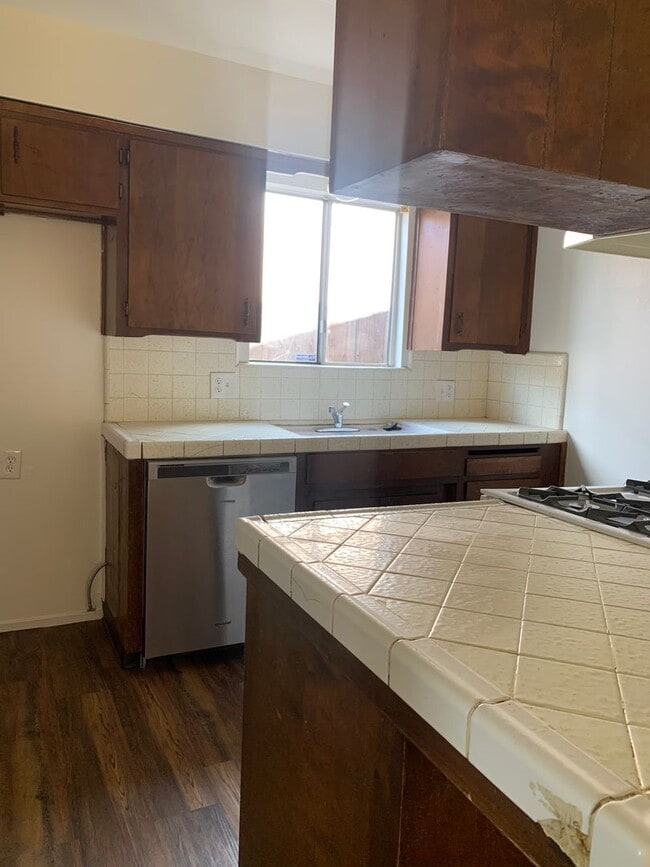 Building Photo - 3 bed 2 bath