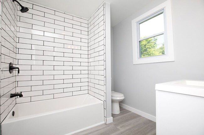 Building Photo - 2 Bedroom Madison Cutie