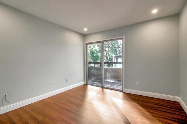 Building Photo - 280 Tradewinds Dr