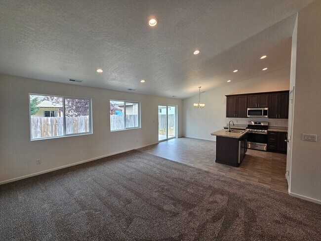 Building Photo - Beautifully Home in the Valley