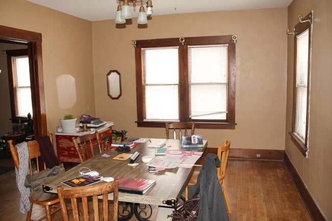 Building Photo - 415 E Clark St