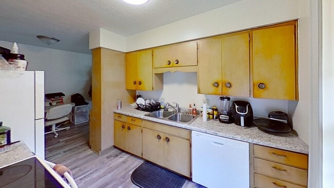 Building Photo - Brick 1 BR 1 BA duplex with hardwood floors in nice residential neighborhood