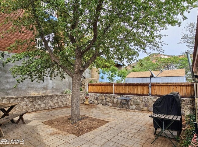 Building Photo - 25 Sowles Ave