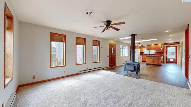 Building Photo - 3 bedroom, 3 bath home in Kennewick