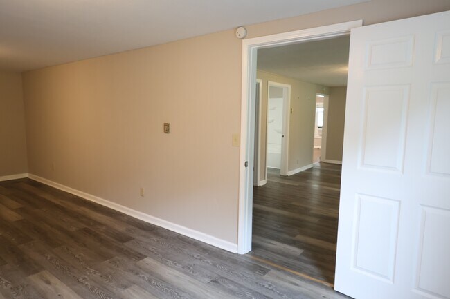 Building Photo - 549 S Gum St