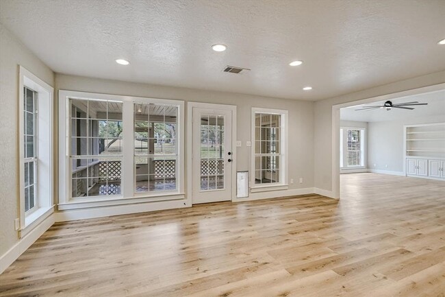 Building Photo - 11 Brookhollow Dr